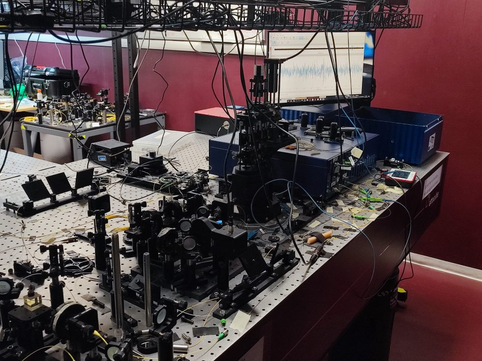 immagine che raffigura una tavola antivibrazione piena di componenti di ottica e fotonica